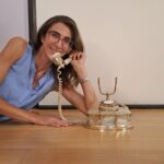 Irene con telefono vintage